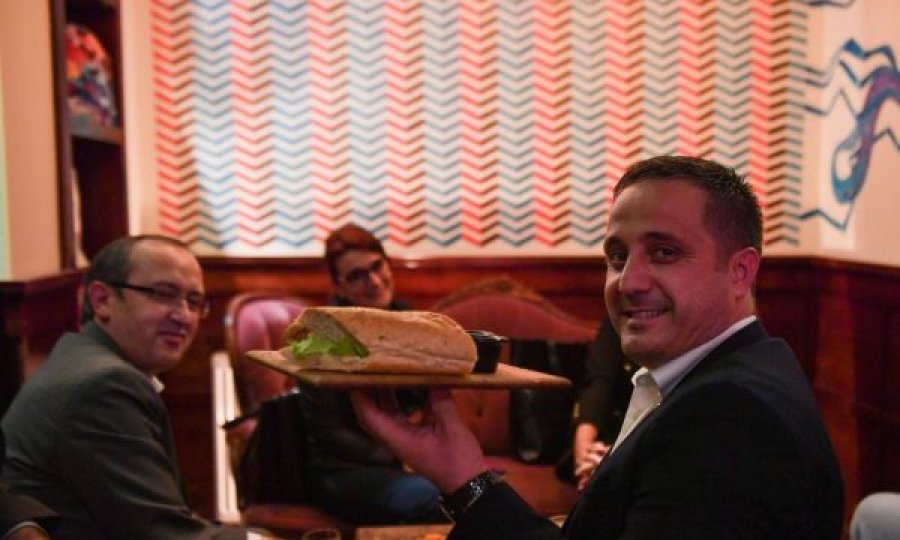 Selmanaj e Hoti lajmërohen nga një bar i Prishtinës me ushqimin e preferuar të kryeministrit