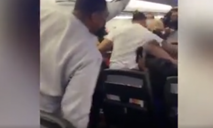 Rrahje në avion pasi një grua refuzon ta mbajë maskën