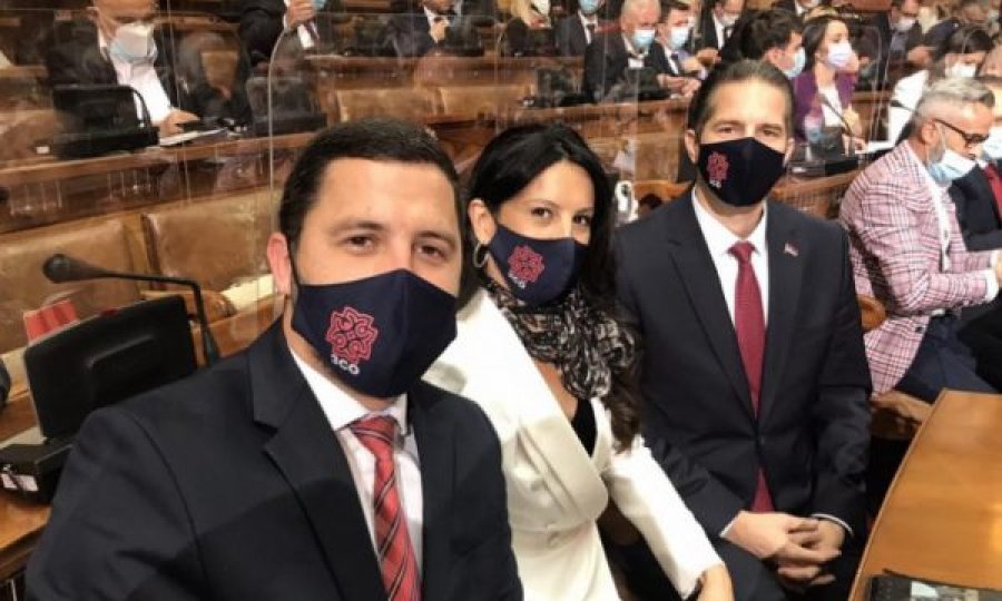 Deputetët serbë nga Kosova në parlamentin e Serbisë vëjnë maska me logo të Asociacionit