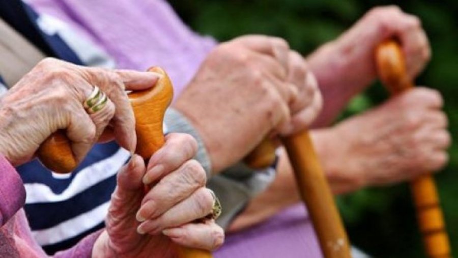 Pensionistëve po u kërkohet që të kenë 15 vite përvojë pune para lufte që t’iu njihen kontributet