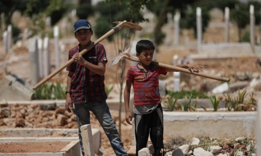 Mbi 400 shqiptarë po vazhdojnë të qëndrojnë në zonat e luftës në Siri