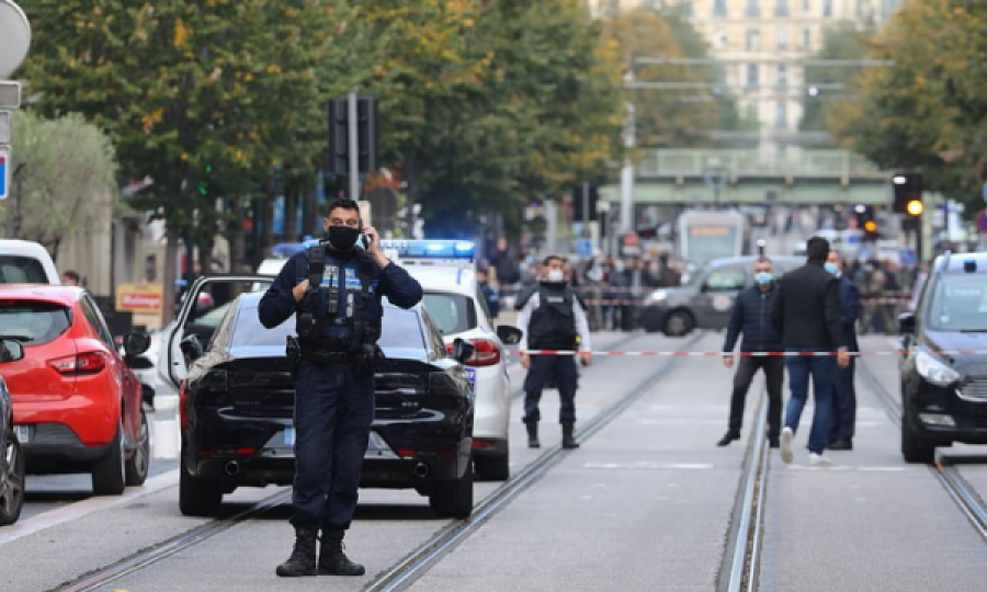 E fundit: Dy personave u është hequr koka në Francë, sulmuesi thërriste “Allahu akbar”