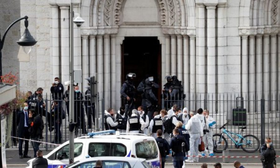 Makron do të zbarkojë ushtrinë në rrugët e Francës për t’i mbrojtur shkollat dhe objektet fetare