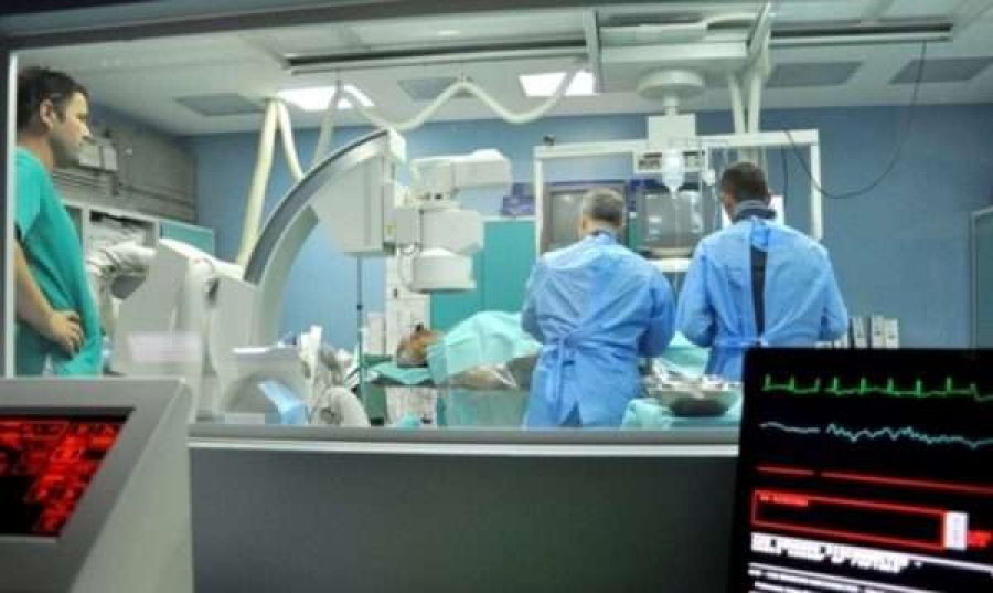 Urologu shqiptar në SHBA kryen operacionin e cistektomisë me robot