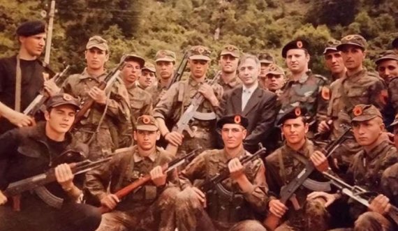 Jakup Krasniqi publikon një foto të rrallë nga viti 1999