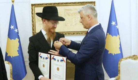 Presidenti e dekoron me titull “Ambasador i Nderit i Republikës së Kosovës” Rabinin e Shqipërisë