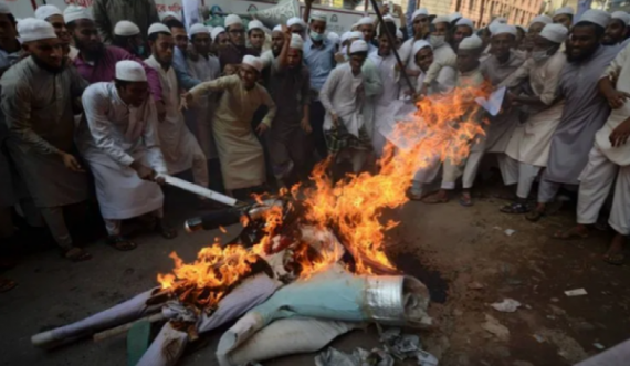 Turma e njerëzve rreh për vdekje dhe djeg një burrë për përdhosje të Kuranit në Bangladesh