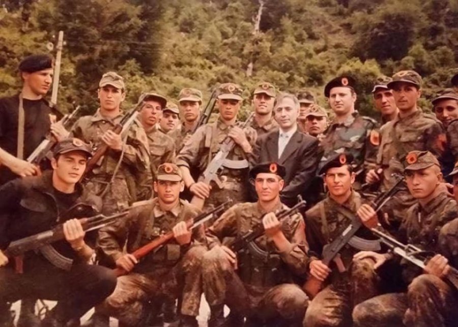 Jakup Krasniqi publikon një foto të rrallë nga viti 1999