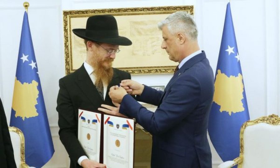 Presidenti e dekoron me titull “Ambasador i Nderit i Republikës së Kosovës” Rabinin e Shqipërisë
