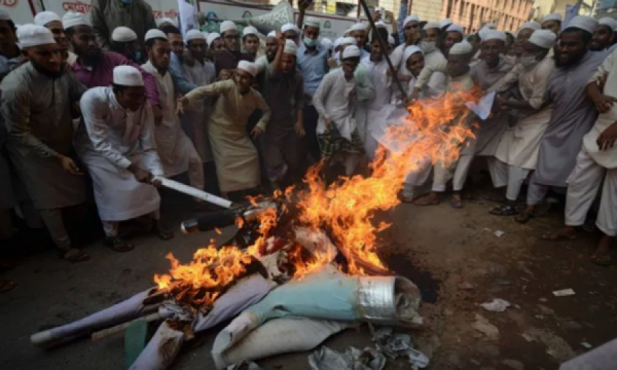 Turma e njerëzve rreh për vdekje dhe djeg një burrë për përdhosje të Kuranit në Bangladesh