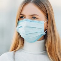 Maskat e fytyrës duhet të ndërrohen çdo dy orë, mjekët tregojnë arsyen