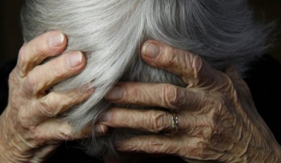 E rëndë: Nipi rrah gjyshen në Gjilan