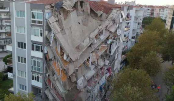 Shkon në 26 numri i viktimave të tërmetit në Turqi e Greqi, ka frikë se ka më shumë