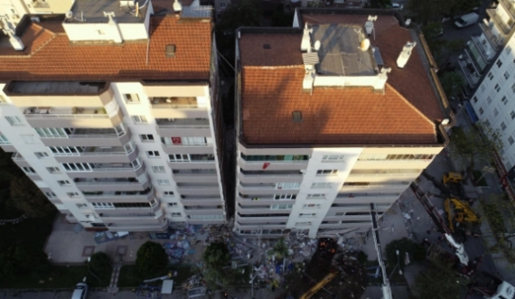 Tmerri nga tërmeti, ja si po përdoren vinçat për të shpëtuar ndërtesat nga shembja