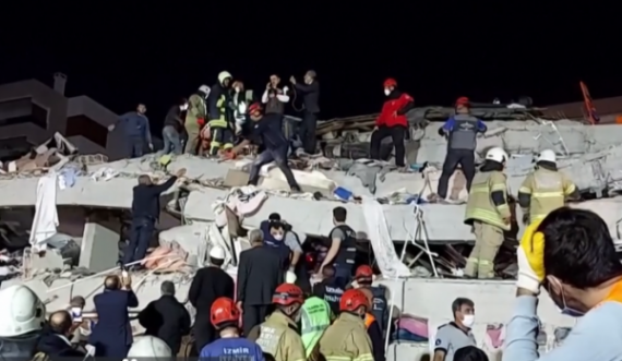 Turqit kërkojnë nën rrënoja për të mbijetuarit e tërmetit