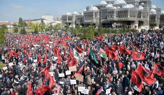 Banda politike e lidhur me oligarkët Devolli të përmbyset me protesta të fuqishme qytetare