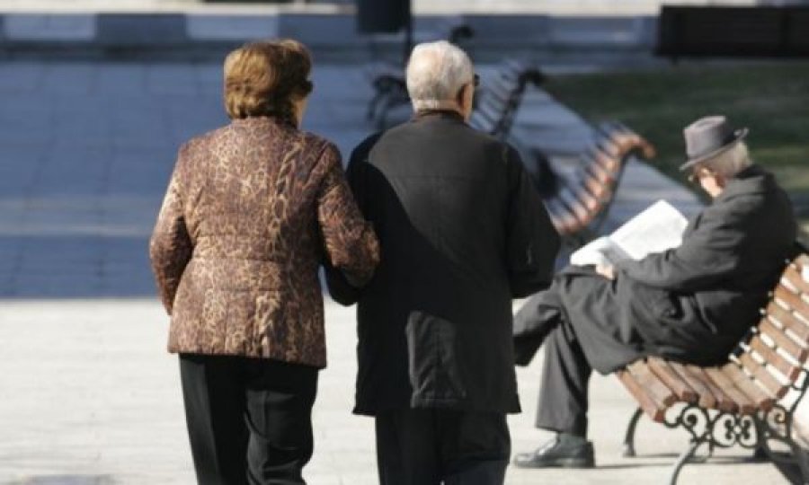 Masat e reja, të moshuarit mund të dalin jashtë paradite dhe pasdite