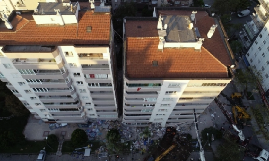Tmerri nga tërmeti, ja si po përdoren vinçat për të shpëtuar ndërtesat nga shembja