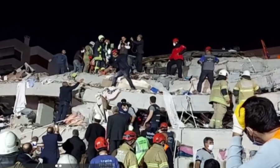 Turqit kërkojnë nën rrënoja për të mbijetuarit e tërmetit
