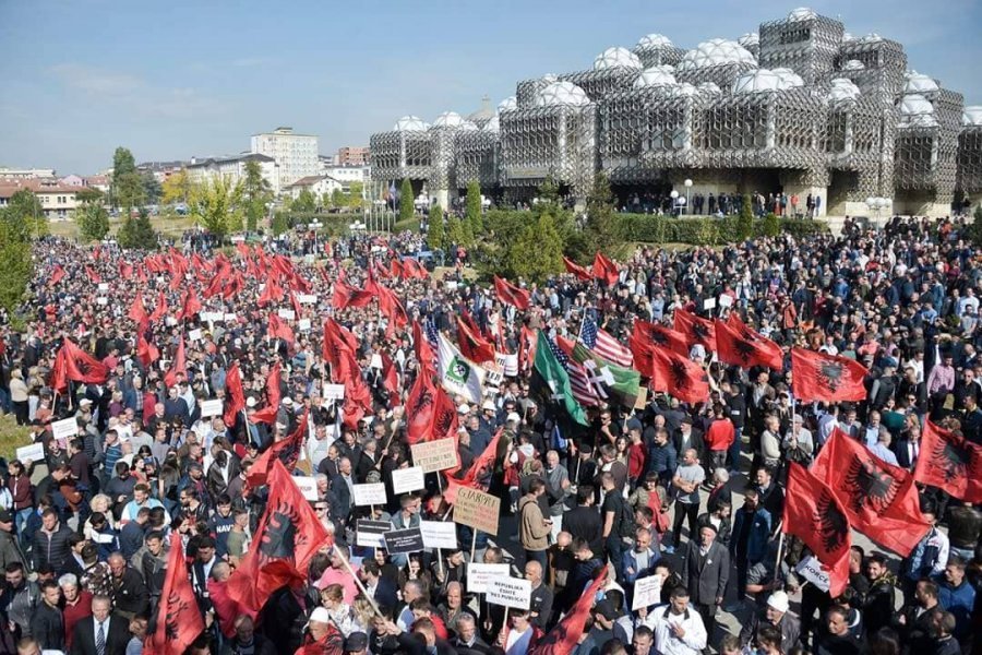 Banda politike e lidhur me oligarkët Devolli të përmbyset me protesta të fuqishme qytetare