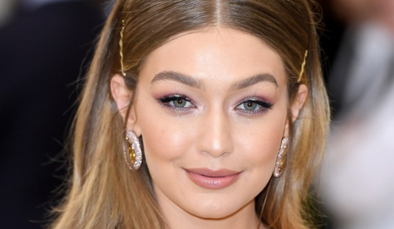 Gigi Hadid pozon tejet me stil