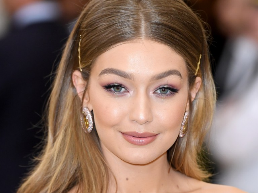 Gigi Hadid poston foto të vajzës Khai