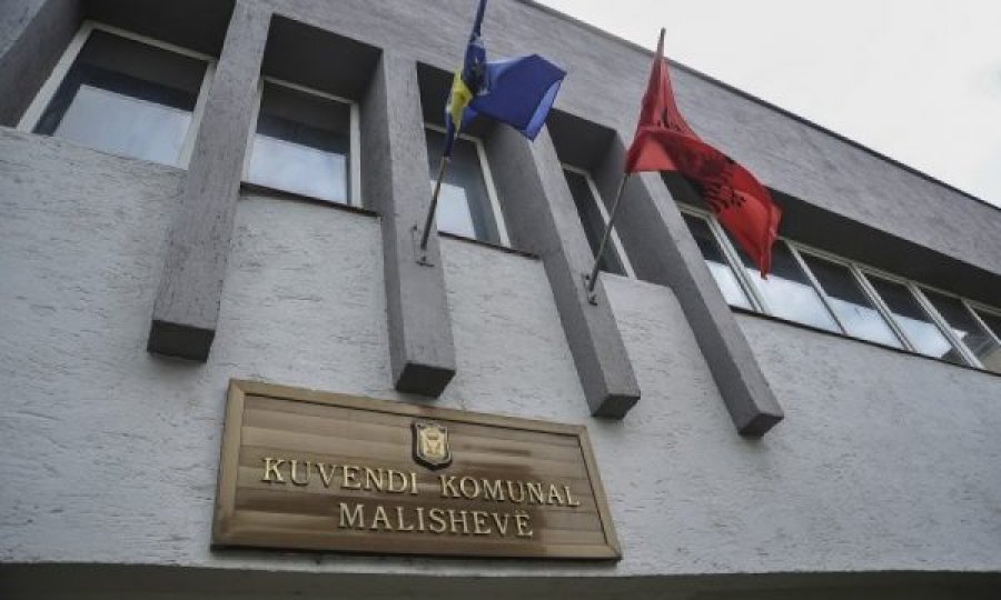 Mitrovicë: I çoi karriget në komunë, nuk u pagua, shkoi i mori një nga një sërish