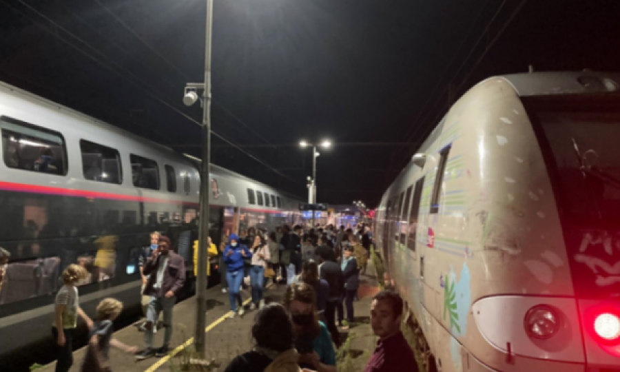 Ndodh në Francë: Qindra udhëtarë bllokohen në tren tërë natën, u ndal rryma
