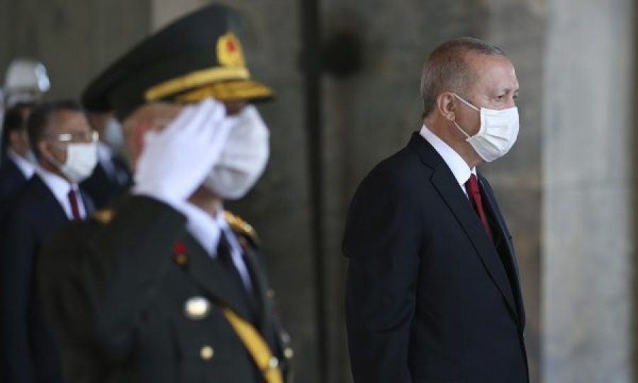 Zbulohen prapaskenat: Erdogan kërkoi të fundoste një anije greke, e kundërshtuan ushtarët turq