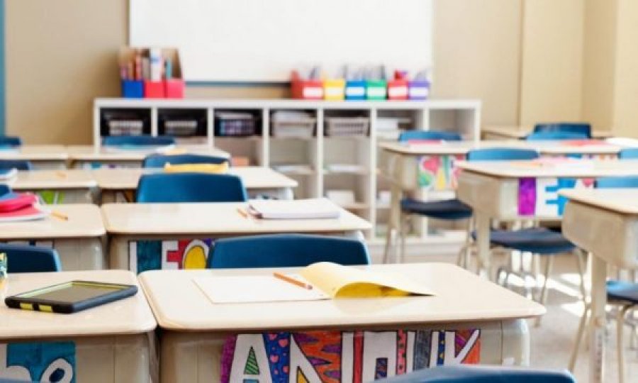 Shkolla mes pandemisë, miliona nxënës rikthehen në banka