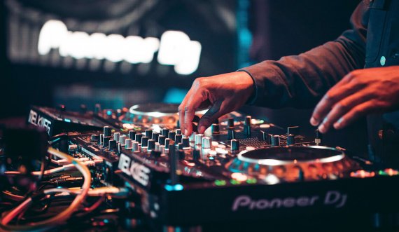 Gjendet i vdekur DJ i famshëm