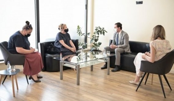 Kurti njofton ambasadoren e Finlandës për pesë shtyllat e qeverisjes alternative të Vetëvendosjes