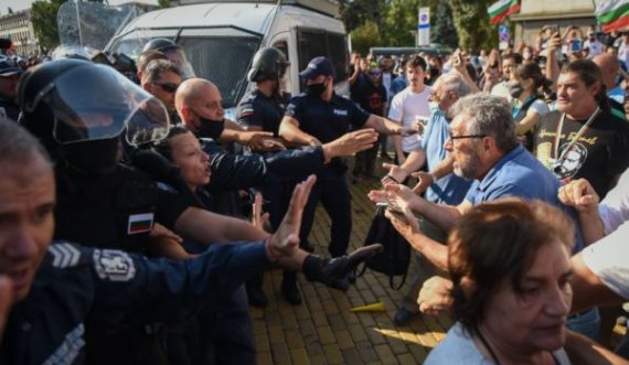 Protestuesit bullgarë përleshen me policinë