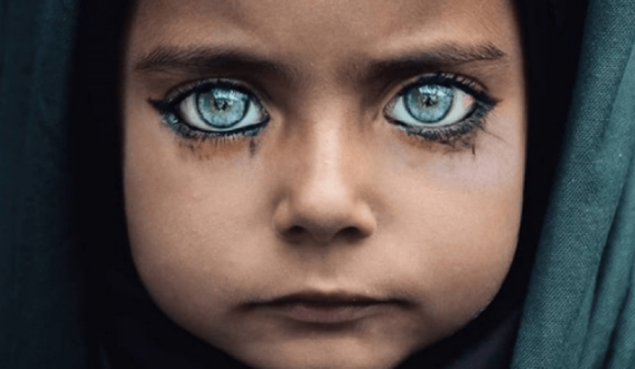 Fotografi shfaq bukurinë e syve të fëmijës që shkëlqejnë si gurë të çmuar