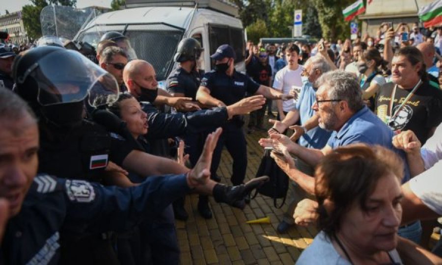 Protestuesit bullgarë përleshen me policinë