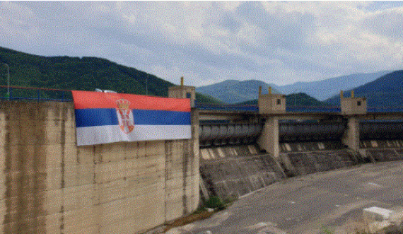 Pasi u vendos flamuri i Kosovës, një grup serbësh te Ujmani e vendosin flamurin serb