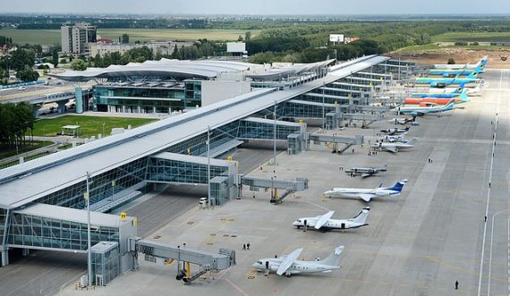 Po udhëtonte drejt Turqisë, gruaja hapë daljen emergjente dhe ulet në krahun e avionit, ja arsyeja që e detyroi të rrezikonte jetën