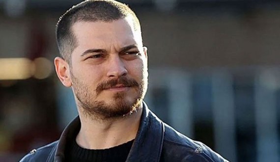 Çagatay Ulusoy rrit mjekrrën dhe flokët për një rol në film, befason fansat me ndryshimin