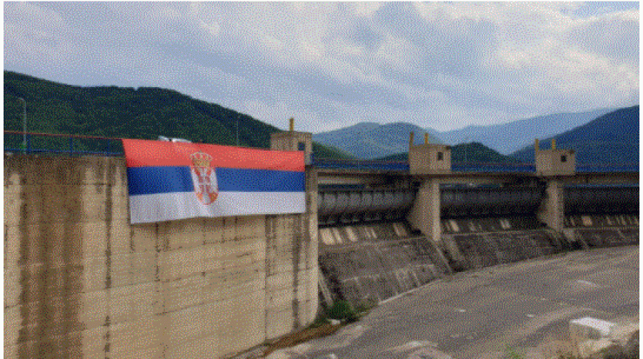 Pasi u vendos flamuri i Kosovës, një grup serbësh te Ujmani e vendosin flamurin serb