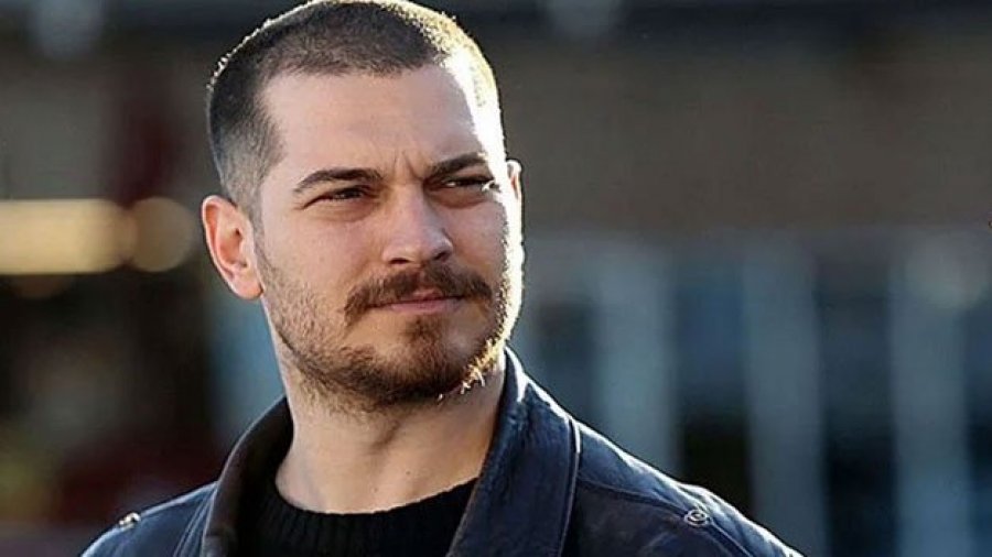 Çagatay Ulusoy rrit mjekrrën dhe flokët për një rol në film, befason fansat me ndryshimin