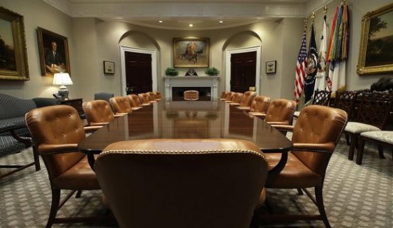 Trump ka vetëm 5 minuta për Hotin e Vuçiqin në Zyrën Ovale – nënshkrimi në “Roosevelt Room”
