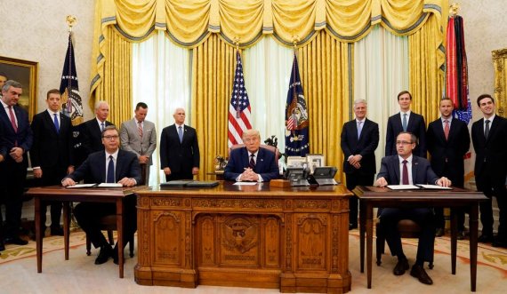 Detaje që s’u panë! Nënshkruhet marrëveshja Kosovë-Serbi, në dhomën e Trump vetëm burra…asnjë nuk mbanë maskë