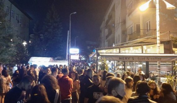Shkelet ora policore, të rinjtë vërshojnë te “kafet e rakisë” në Prishtinë