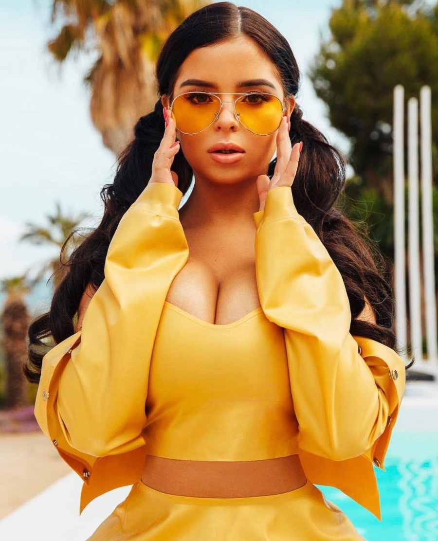 Më provokuese së kurrë, Demi Rose vë në pah të pasmet bombastike