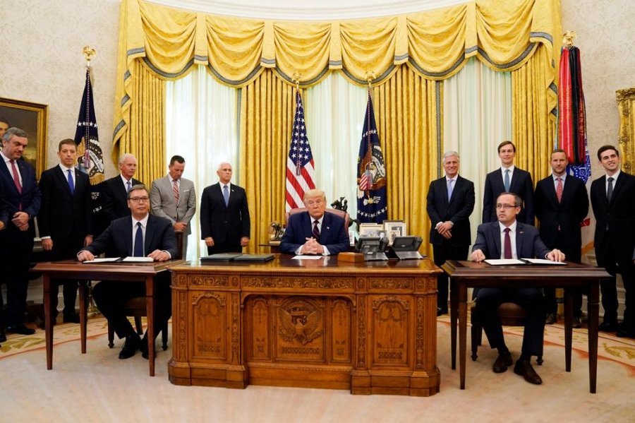 Detaje që s’u panë! Nënshkruhet marrëveshja Kosovë-Serbi, në dhomën e Trump vetëm burra…asnjë nuk mbanë maskë