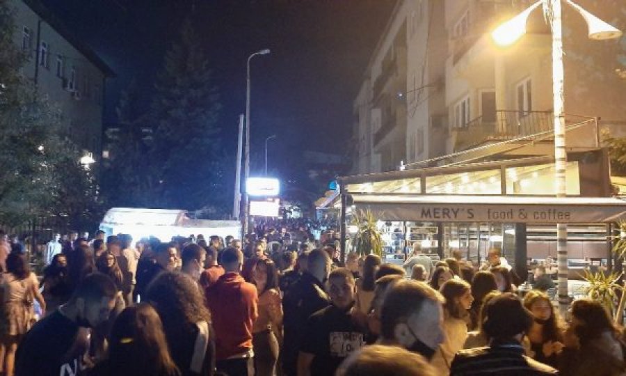 Shkelet ora policore, të rinjtë vërshojnë te “kafet e rakisë” në Prishtinë