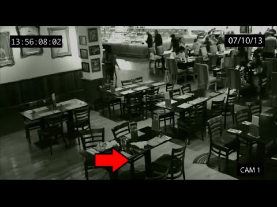 Fantazma e vajzës së vogël bredh në kafenenë amerikane 