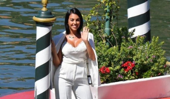 Georgina Rodriguez shkëlqeu në Festivalin e Filmit në Venecia, por harroi të ia heqë tiketën kostumit të bardhë