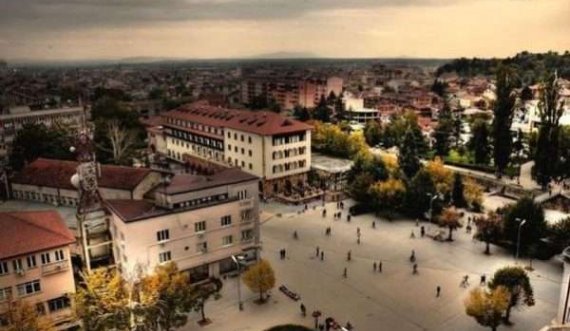 Gruaja e lajmëron për dhunë në familje, policia i gjen armë e municion në shtëpi