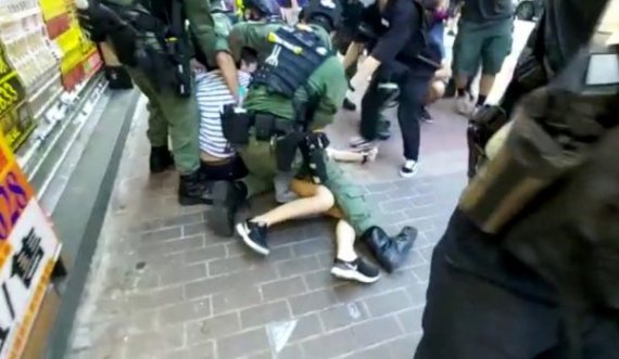 Policia e Hong Kongut rrëzon përtokë një 12-vjeçare që mori pjesë në protestë